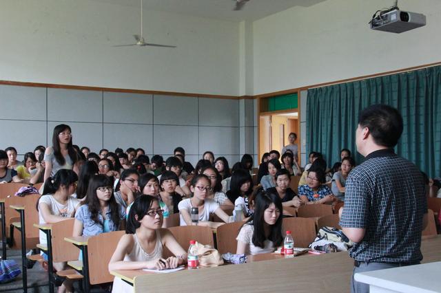 学生向李老师提问