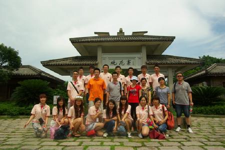 课题组大家庭在桃花寨前合影留念