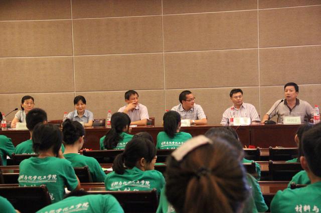 教师代表钟国富教授发表讲话