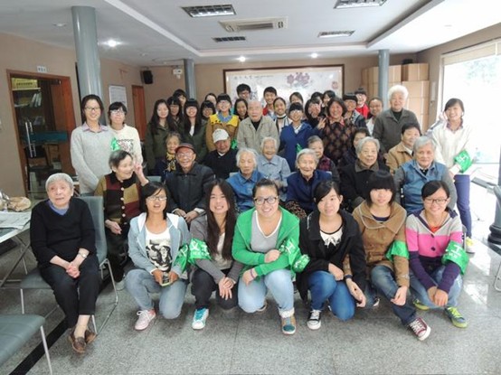 义工与老人合影留念