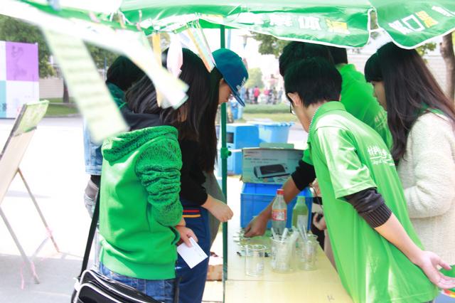 工作人员向同学展示成果