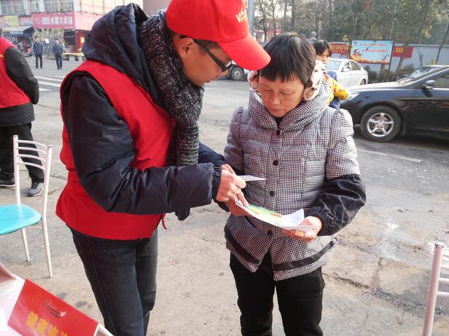 大师兄影视
志愿者在认真宣传中