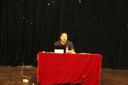 徐孝明教授做报告