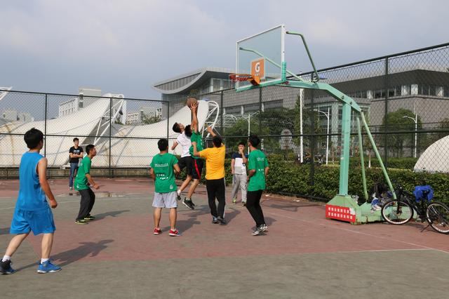 火力集中，争抢篮球