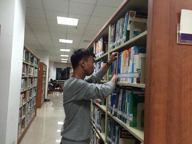 志愿者在整理书籍