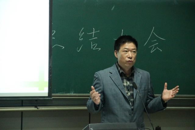 余杭高级中学课程处长李建松做了以&ldquo;教师反思与专业成长&rdquo;为主题的报告