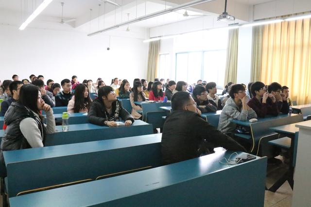 认真倾听的同学们