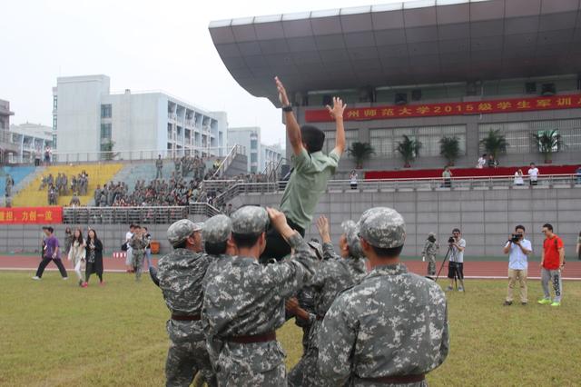 快乐与教官分享