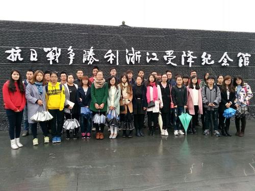 大师兄影视
学生党员在受降纪念馆合影