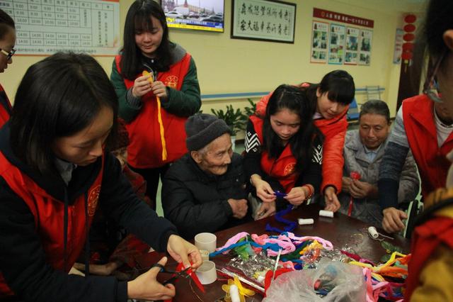和老人们一起制作丝网花 (2)