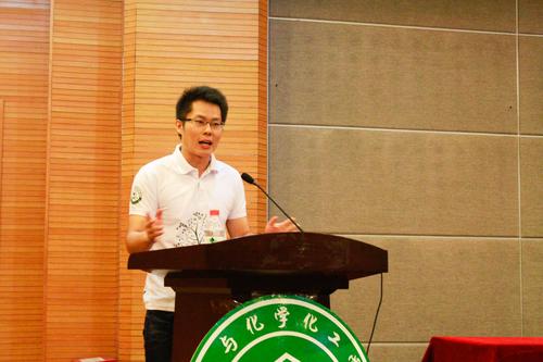 学生代表谷雨发言