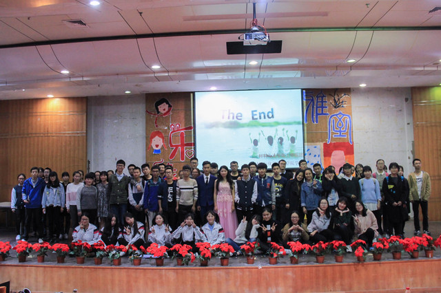 演员与幕后工作者们的大合照