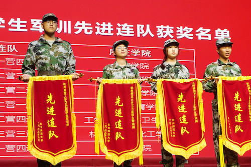 先进列队颁奖-赵雨瑄