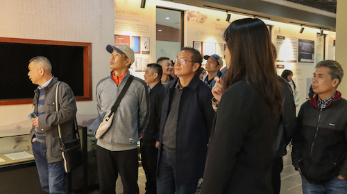 参观校史馆4-黄卓辉