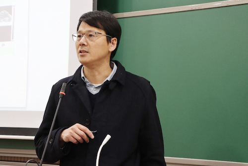 科研团队负责人卢华教授介绍团队工作经验